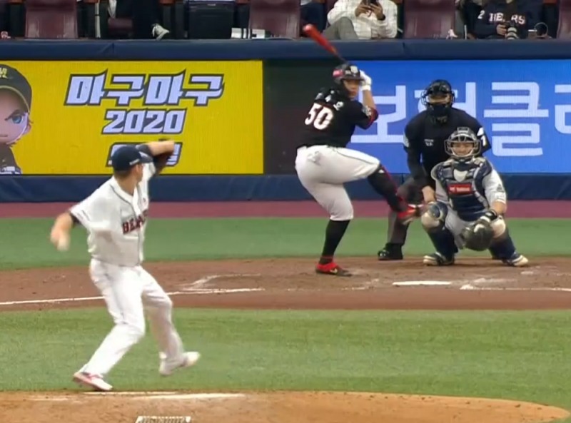 두산의 플렉센이 7화에 구원으로 등판해 KT의 강백호를 상대하고 있다.