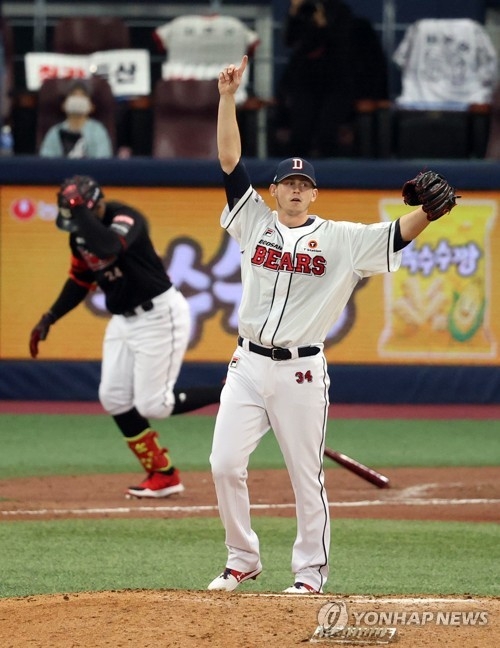 두산의 플렉센이 9회초 KT 로하스를 유격수 플라이로 잡고 한국시리즈 진출을 확정지은 뒤 세러머니를 하고 있다.