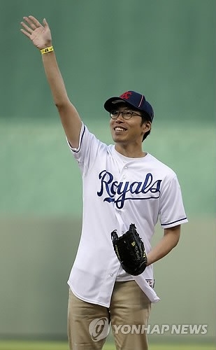 1990년대 중반 주한미군방송인 AFKN을 통해 캔자스시티 로열스 경기를 접한 뒤 팬이 된 이성우씨가 2014년 8월 의 초청으로 경기 시구자로 나선 모습. (AP=연합뉴스 자료사진)