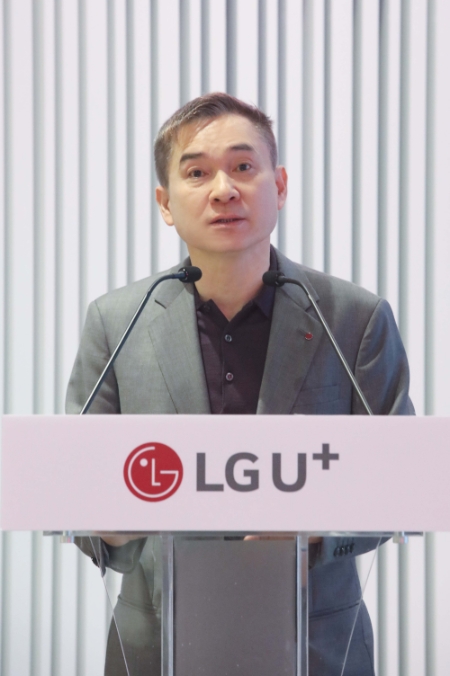 하현회 부회장이 LG유플러스에 열광하는 고객 팬덤을 만들자고 임직원들에 주문했다. 하현회 부회장은 13일 오전 열린 4분기 임원 워크숍에서 “고객에게 더 다가가야 한다. 충성고객 확보에 모든 역량을 집중하자"며 이같이 강조했다. 사진은 용산사옥 1층 다목적홀 ‘U+Seer 라운지’에서 열린 임원·담당 워크숍에서 하현회 부회장이 사업구상을 밝히고 있다.