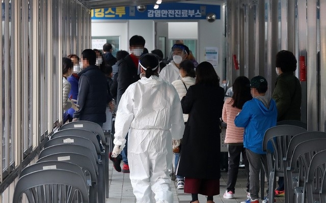 13일 오후 서울 동대문구보건소 신종 코로나바이러스 감염증(코로나19) 선별진료소에서 시민들이 검사를 받기위해 대기를 하고 있다.