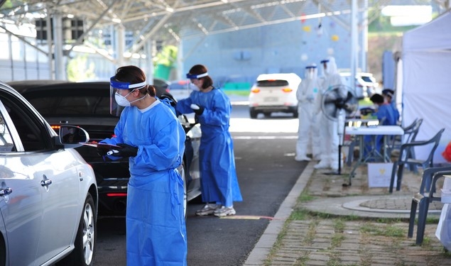지난 8월 25일 전남 순천시 연향동 팔마체육관 '자동차이동형 코로나19 선별진료소'에서 의료진들이 검사자를 대상으로 검체를 채취하고