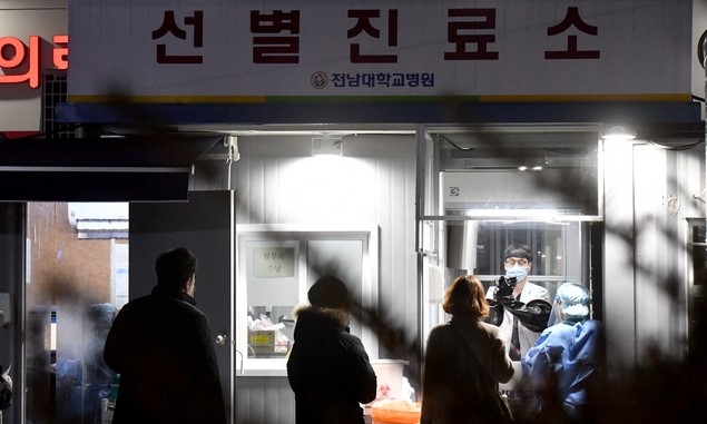 전남대병원 전공의(레지던트) 1명이 코로나19에 감염된 가운데 14일 오전 광주 동구 전남대병원 코로나19 선별진료소에서 병원 직원들이 진단 검사를 받고 있다.