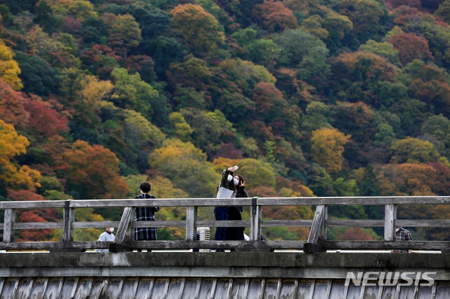 13일 마스크를 쓴 단풍 관광객이 셀카를 찍고 있다
