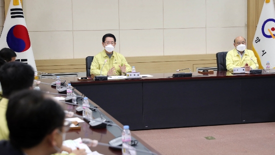 김영록 전라남도 지사가 14일 오전 코로나19 감염증 대응 지역사회 확산대비 상황을 점검하기 위해 광양시청 재난상황실을 방문, 방역대책을 청취하고 관계자들을 격려하고 있다./사진=전라남도