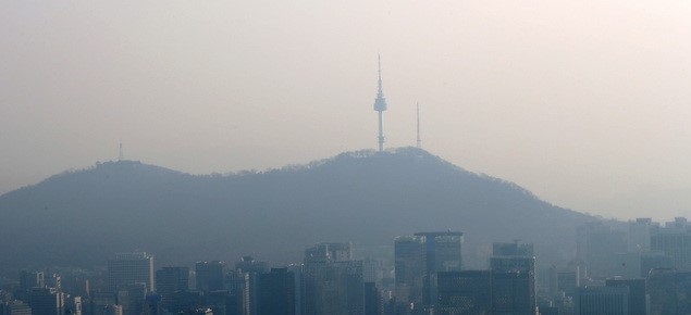 초미세먼지가 나쁨 상태를 보이고 있는 13일 오후 서울 종로구 북악산 일대에서 바라본 도심이 뿌옇다.