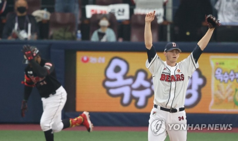 희비가 교차하는 투수와 타자. 13일 오후 서울 고척스카이돔에서 열린 2020 KBO 프로야구 포스트시즌 플레이오프 4차전 kt wiz와 두산 베어스의 경기서 두산 투수 플렉센이 승리한 뒤 환호하고 있다. kt 타자는 머리를 수그린 채 그라운드를 빠져 나가고 있다.