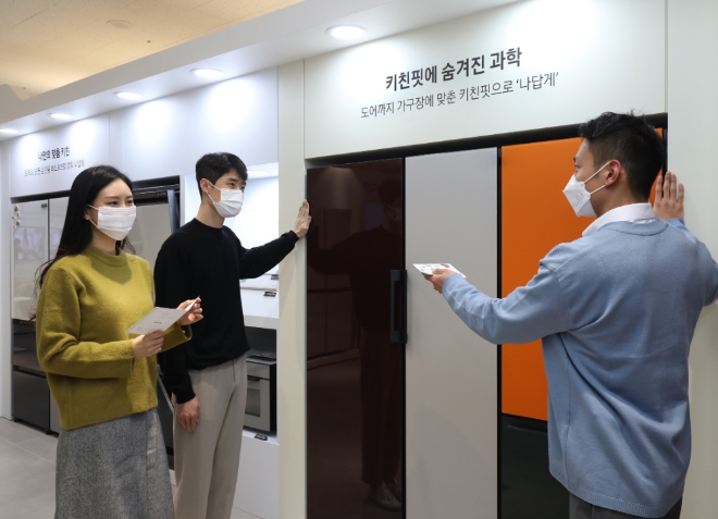 삼성전자 모델이 '나답게 스튜디오' 비스포크 키친존에서 가구장 크기에 맞춰 빌트인 효과를 낼 수 있는 키친핏이 적용된 맞춤형 가전 '비스포크' 냉장고를 직접 체험하고 있다.