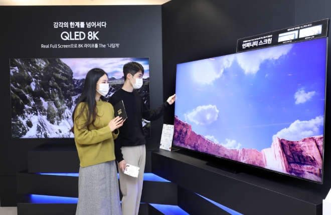 삼성전자 모델이 '나답게 스튜디오' TV존에서 'QLED 8K'의 인피니티 스크린을 체험하고 있다.
