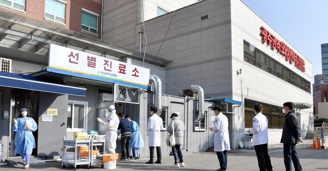 14일 오후 광주 동구 전남대학교병원 응급실 입구에 설치돼 있는 선별진료소에서 의사들이 신종 코로나바이러스 감염증(코로나19) 검사를 받고 있다. 전남대병원에서는 의사 등 3명이 코로나19 확진 판정을 받았다.