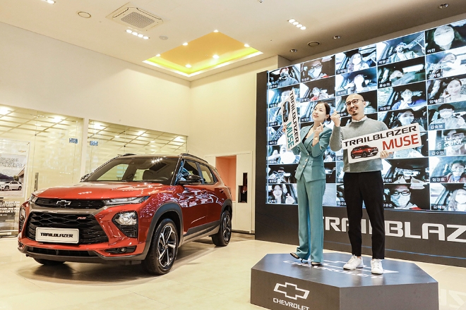 쉐보레(Chevrolet)가 ‘트레일블레이저 뮤즈(Muse)’ 프로그램에 참여할 50명의 고객들과 함께 지난 14일, 서울 삼성동에 위치한 쉐보레 전시장에서 언택트 온라인 세리머니를 진행하고 공식 활동에 돌입했다.사진은 한국지엠 마케팅 본부 정정윤 상무와 브랜드매니지먼트팀 송승안 차장이 온라인으로 만난 뮤즈들과 기념사진을 찍고 있는 모습.