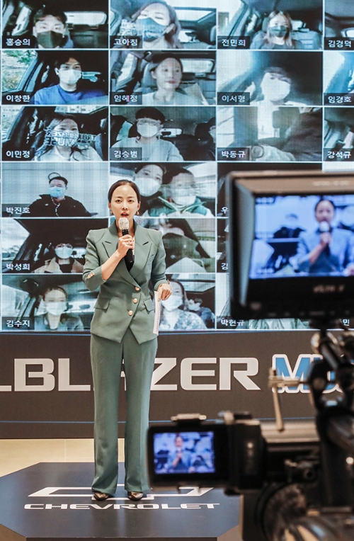 쉐보레(Chevrolet)가 ‘트레일블레이저 뮤즈(Muse)’ 프로그램에 참여할 50명의 고객들과 함께 지난 14일, 서울 삼성동에 위치한 쉐보레 전시장에서 언택트 온라인 세리머니를 진행하고 공식 활동에 돌입했다. 사진은 한국지엠 마케팅 본부 정정윤 상무가 뮤즈들과 함께 축하 세레모니를 하는 모습.