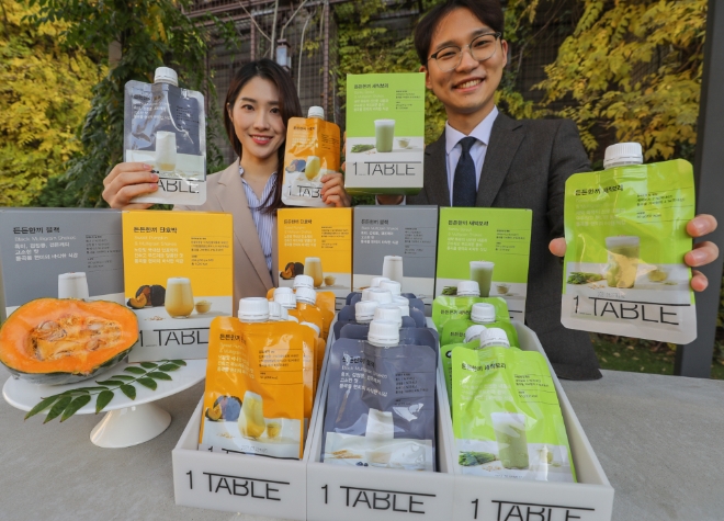 15일 현대백화점 무역센터점에서 프리미엄 가정 간편식(HMR) ‘원테이블(1 TABLE)’이 새롭게 선보인 '든든한끼' 3종을 소개하고 있다.