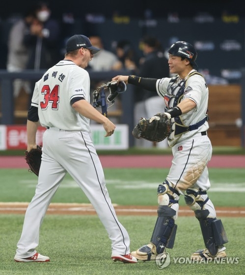 박세혁은 양의지가 NC로 이적한 뒤 두산의 풀시즌 포수로 발돋움한 뒤 2년연속 한국시리즈에 진출하는 공을 세웠다. 포스트시즌 2게임 연속 두자릿수 삼진을 잡아낸 플렉센이 모두 박세혁의 공이라고 말할 정도로 깊은 신뢰를 받고 있다.