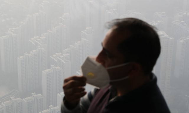 15일 오후 서울 송파구 롯데월드타워 전망대 서울스카이에서 서울 시내가 뿌옇게 보이고 있다.