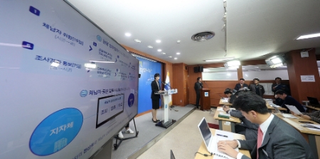 사진은 2018년 10월 31일 오전 경기도청 브리핑 룸에서 경기도 한 관계자가 '세금체납자 관련 브리핑을 하고 있는 모습. 경기도는 낡거나 사라진 차량 10만여대의 압류를 해제함으로써 생계형 체납자의 생업을 지원키로 했다. / 사진 = 경기도 홈페이지