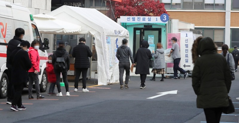 (사진=뉴시스) 신종 코로나바이러스 감염증(코로나19) 재확산이 우려되는 16일 서울 국립중앙의료원 선별진료소를 찾은 방문객들이 줄지어 진료를 대기하고 있다.
