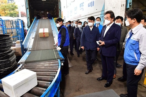 (사진=뉴시스) 이낙연 더불어민주당 대표가 지난 10월 27일 오전 서울 한진택배 마포택배센터를 방문해 택배 분류작업 현장을 시찰하며 택배노동자 근로실태 등을 점검하고 있다.