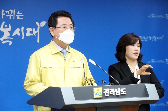 김영록 전라남도지사가 16일 도청 브리핑룸에서 여수ㆍ순천ㆍ광양 등 동부권과 화순 등에서 코로나19 확진자 발생에 따른 긴급발표문을 발표하고 있다. 전남도는 순천(11일)ㆍ광양(13일)ㆍ여수시(14일)에 대해 사회적거리두기 1.5단계로 격상했다./사진=전라남도