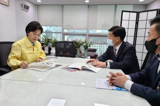 강인규 나주시장이 양향자 국회의원을 만나 내년도 현안사업 추진을 위한 국비 예산 확보를 요청했다./사진=나주시