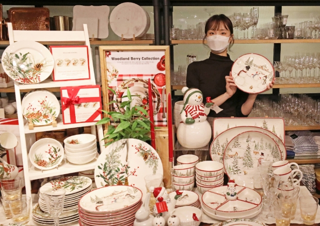 16일 오전 현대백화점 압구정본점 지하 1층에 위치한 '윌리엄스 소노마' 매장에서 모델들이 '크리스마스 컬렉션' 식기류를 소개하고 있다.