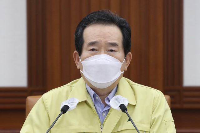 정세균 국무총리가 15일 오후 서울 종로구 정부서울청사에서 열린 코로나19 중앙재난안전대책본부 회의에서 모두발언 하고 있다.