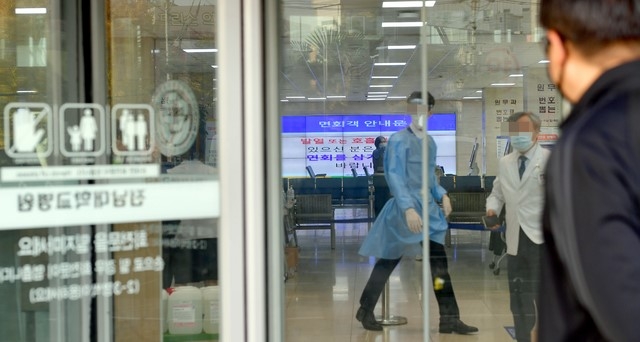 16일 오후 광주 동구 전남대학교병원 일부 병동이 신종 코로나바이러스 감염증(코로나19) 여파로 동일집단(코호트) 격리된 가운데 의료진들이 분주하게 움직이고 있다. 전남대병원에서는 지난 13일부터 이날까지 의료진과 환자, 보호자 등 14명의 코로나19 확진자가 나왔다.