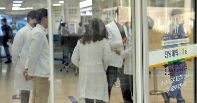 16일 오후 광주 동구 전남대학교병원 일부 병동이 신종 코로나바이러스 감염증(코로나19) 여파로 동일집단(코호트) 격리된 가운데 의료진들이 논의하고 있다. 전남대병원에서는 지난 13일부터 이날까지 의료진과 환자, 보호자 등 14명의 코로나19 확진자가 나왔다.