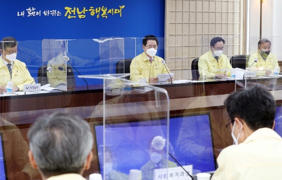 김영록 전라남도지사가 17일 도청 서재필실에서 실국장 정책회의를 주재하고 있다. 김 지사는 전남지역 코로나19 확진자 발생이 빠른 속도로 늘어나고 있다고 밝히고 마스크 착용과 방역수칙을 철저히 준수해 줄 것을 당부했다./사진=전라남도