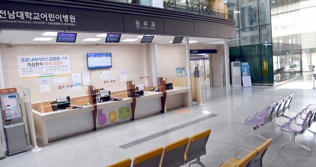 전남대학교병원에서 신종 코로나바이러스 감염증(코로나19) 확진자가 급증해 일부 병동이 동일집단(코호트) 격리 된 가운데 17일 오전 광주 동구 어린이전남대병원 대기실이 텅비어 있다. 전남대병원에서는 지난 13일부터 이날까지 의료진과 환자, 보호자 등 27명의 코로나19 확진자가 나왔다.