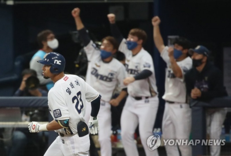NC 알테어 홈런에 들썩이는 NC 더그아웃17일 고척스카이돔에서 열린 2020 프로야구 한국시리즈 1차전 4회말 1사 1, 2루에서 NC 알테어가 두산 선발 알칸타라로부터 중견수 뒤 홈런을 날리고 베이스를 돌고 있다.