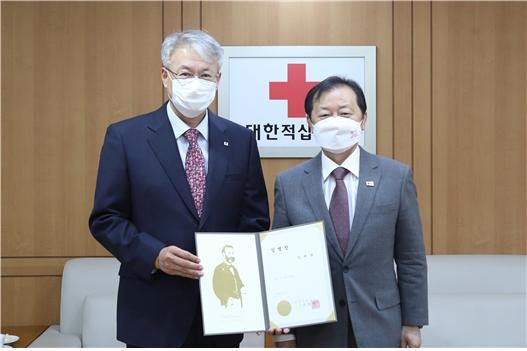 16일 서울 중구 대한적십자사 서울사무소에서 신희영 회장(사진 오른쪽)이 제25대 김태광 사무총장(사진 왼쪽)에게 임명장을 수여하였다.