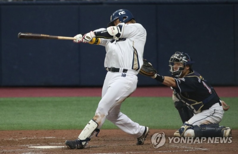 17일 한국시리즈 1차전 두산 베어스와 NC 다이노스의 경기서 NC가 4-3으로 간신히 앞선 8회말 1사 3루에서 박석민이 희생 플라이를 날리고 있다
