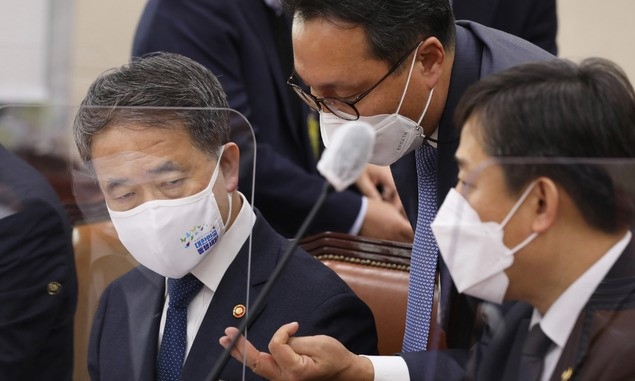 박능후 보건복지부 장관이 17일 오후 서울 여의도 국회에서 열린 보건복지위원회 전체회의에 출석해 관계자의 보고를 받고 있다. (공동취재사진)