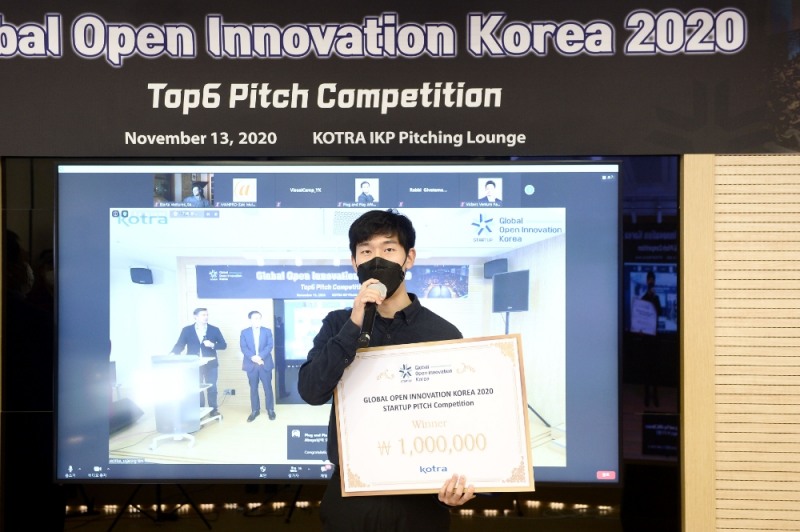 비주얼캠프 박대흠 마케팅 매니저가 ‘2020 글로벌 오픈 이노베이션 코리아 스타트업 피칭대회’에서 1위에 오른 후 수상 소감을 말하고 있다.