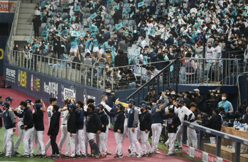 NC가 17일 고척 스카이돔에서 열린 한국시리즈 1차전에서 두산을 5-3으로 누른 뒤 승리의 하이파이브를 하며 더그아웃으로 들어오고 있다.