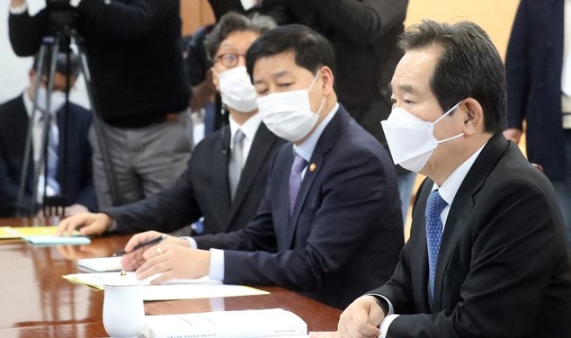 정세균 국무총리가 17일 오후 서울 종로구 정부서울청사에서 열린 김해신공항 검증 후속 관계장관회의에서 참석해 발언을 하고 있다. (공동취재사진)