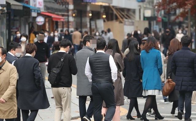 16일 서울 확진자가 90명에 이르고, 중앙재난안전대책본부가 '사회적 거리두기 1.5단계 격상 방안'을 발표한 17일 서울 광화문 일대 도로에서 직장인들이 점심식사 후 직장으로 돌아가고 있다.