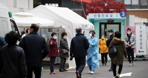 코로나19 신규확진자가 17일 0시 기준 230명(국내발생 202명, 해외유입 28명) 발생한 가운데 17일 오전 서울 중구 국립중앙의료원 선별진료소 앞에 사람들이 검사를 받기 위해 의료진의 설명을 듣고 있다.