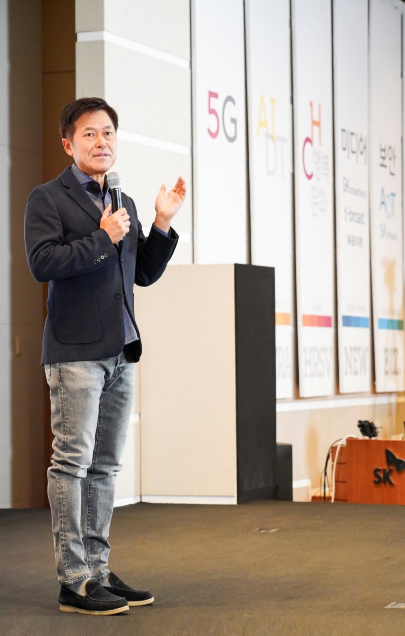 (사진=SKT) SKT 박정호 사장이 17일 오후 SKT 본사 수펙스홀에서 열린 ‘온오프라인 타운홀’에서 일하는 방향 혁신에 대해 토론하고 있다.