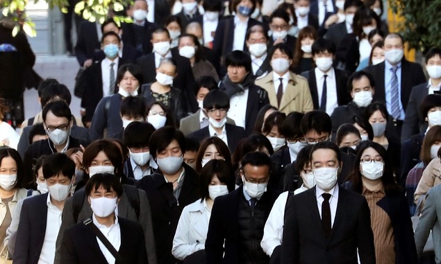 지난 17일 일본 도쿄에서 시민들이 신종 코로나바이러스 감염증(코로나19) 감염 예방을 위해 마스크를 착용하고 출근하고 있다.