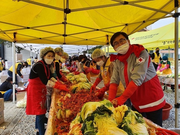 김장봉사활동에 참여한 혈액관리본부 직원 및 원주 적십자봉사원