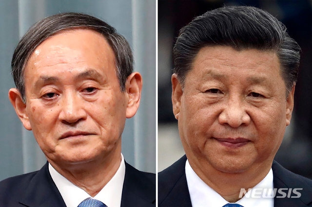 중국 시진핑 국가주석(오른쪽)과 일본 스가 요시히데 총리(왼쪽) 자료사진.