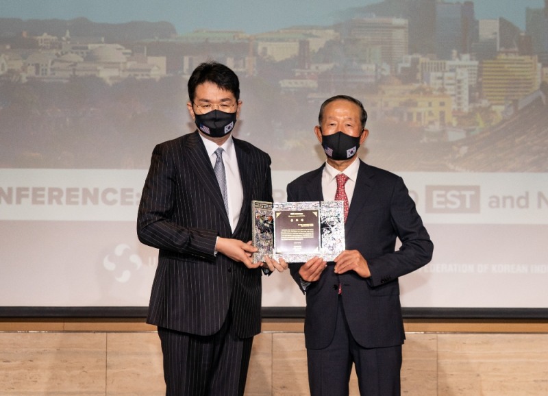 故 조양호 한진그룹 회장이 18일 오전 서울 여의도 전경련회관 컨퍼런스센터에서 개최된 한미재계회의로부터 공로패를 받았다. 사진은 조원태 한진그룹 회장(왼쪽)과 허창수 한미재계회의 위원장(오른쪽)이 기념 촬영을 하고 있는 모습