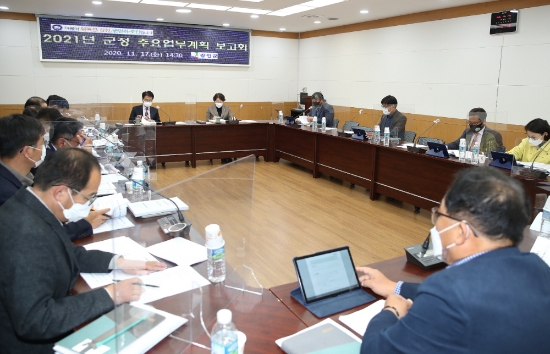 전남 강진군(군수 이승옥)은 지난 17일 군청 소회의실에서 민선7기 군정목표 실현을 위해‘2021년도 주요업무계획 보고회’를 개최했다/사진=강진군