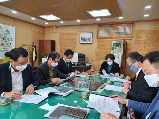 지난 13일 강진군청 부군수실에서 2021년 강진군 교육경비 보조금 심의위원회(위원장 이상심)가 개최됐다/사진=강진군