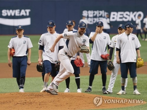 두산과의 한국시리즈 3차전 선발 등판이 유력한 NC의 마이크 라이트가 고척 스카이돔에서 동료들과 훈련을 하고 있다.