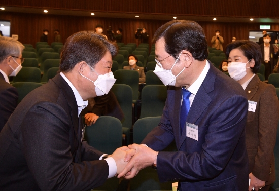이용섭 광주광역시장과 권영진 대구광역시장이 18일 오전 서울 여의도 국회도서관 대강당에서 열린 광주~대구 달빛내륙철도 건설을 위한 국회토론회에 참석해 인사를 나누고 있다./사진=광주시