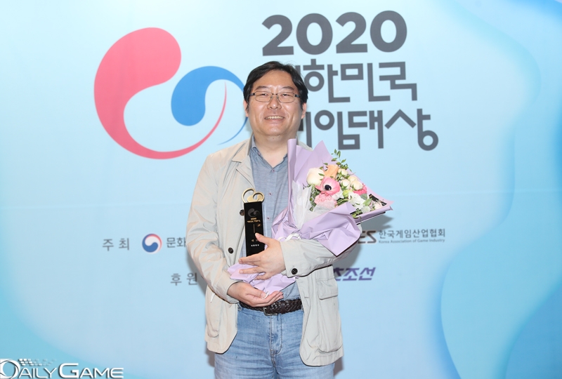 '2020 대한민국 게임대상'에서 'V4'로 최고 영예의 대통령상인 대상을 수상한 넷게임즈 박용현 대표. 'V4'는 대상 포함 4관왕에 올랐다.