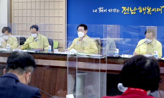 김영록 전라남도지사가 18일 오전 전남도청 서재필실에서 열린 ‘2020년 공사·출연기관 성과보고회’에서 “지역발전과 도민행복 실현을 위한 성과를 극대화 하고 도민에게 보다 더 신뢰받기 위한 실효성 있는 근본대책을 조속히 마련하라”고 주문하고 있다./사진=전라남도